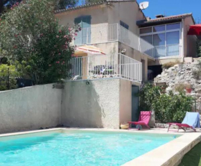 Maison provençale Piscine calme et soleil Très proche d'un arrêt de bus